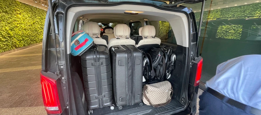 Family booking Dubai airport transfers for arrival pickup