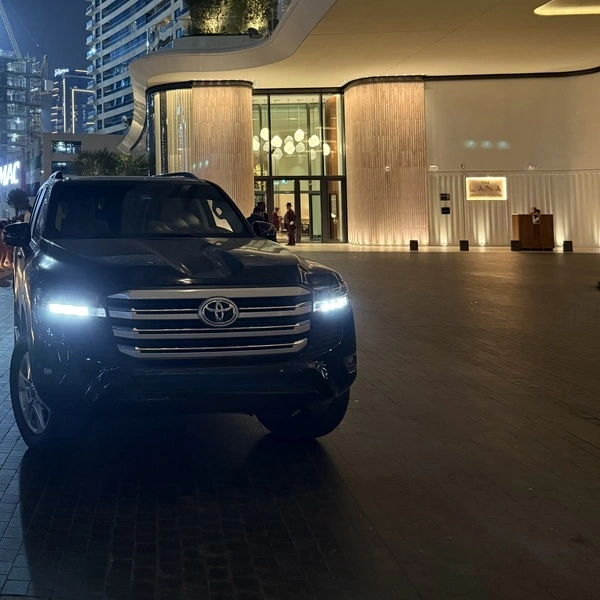 CalibRide Toyota Land Cruiser at hotel pickup in Dubai for a private Abu Dhabi city tour